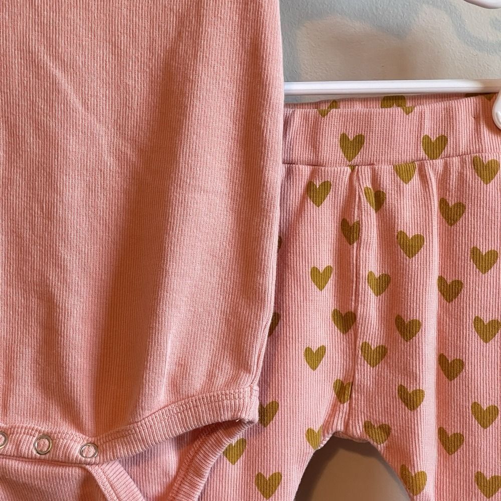 Kate Quinn 2 pc Gold Hearts on Peach Bodysuit & Pants | Organic Cotton | 12-18m - Picture 2 of 5